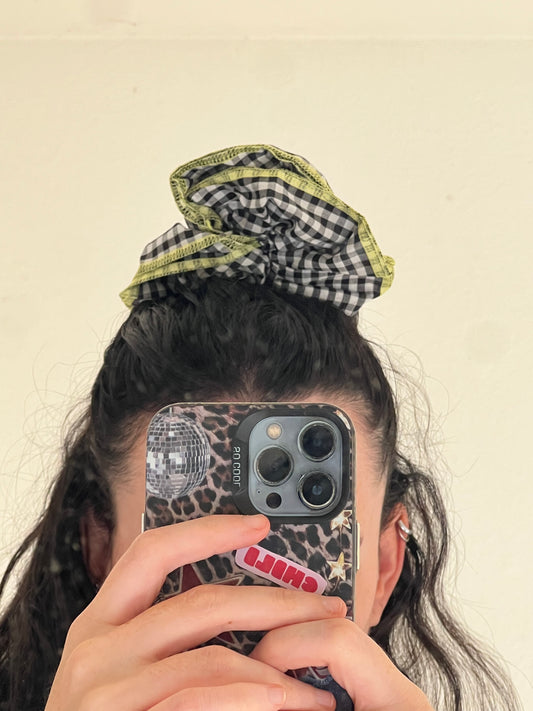 colita scrunchie CUADROS negra